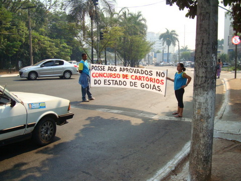 Faixas denunciam a indigna&ccedil;&atilde;o de candidatos aprovados